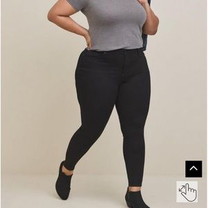 Brand new without tags Torrid sky high skinny jean 16s